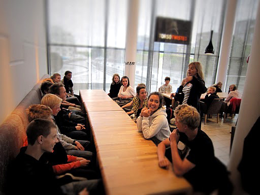 Skolavslutning inne i Turning Torso