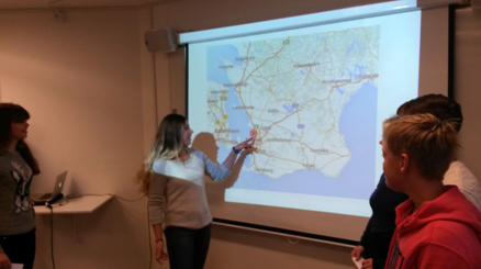 Vi använde Skype och presenterade för varandra om våra respektive kulturer.